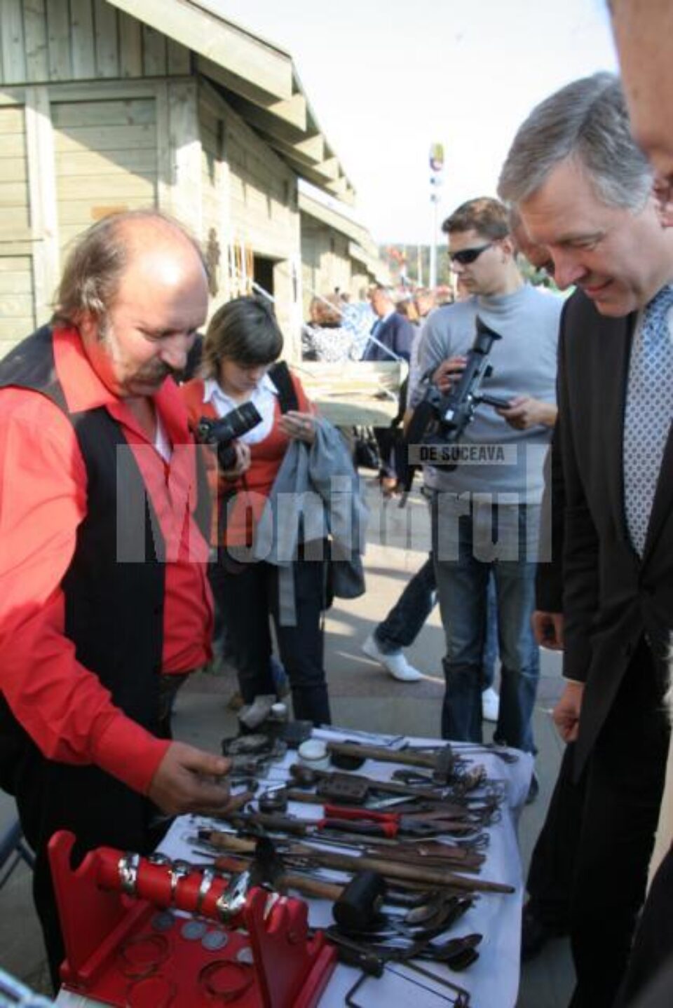 Meșteri și produse: Potcoave și brățări din linguri vechi, pe esplanada Casei de Cultură