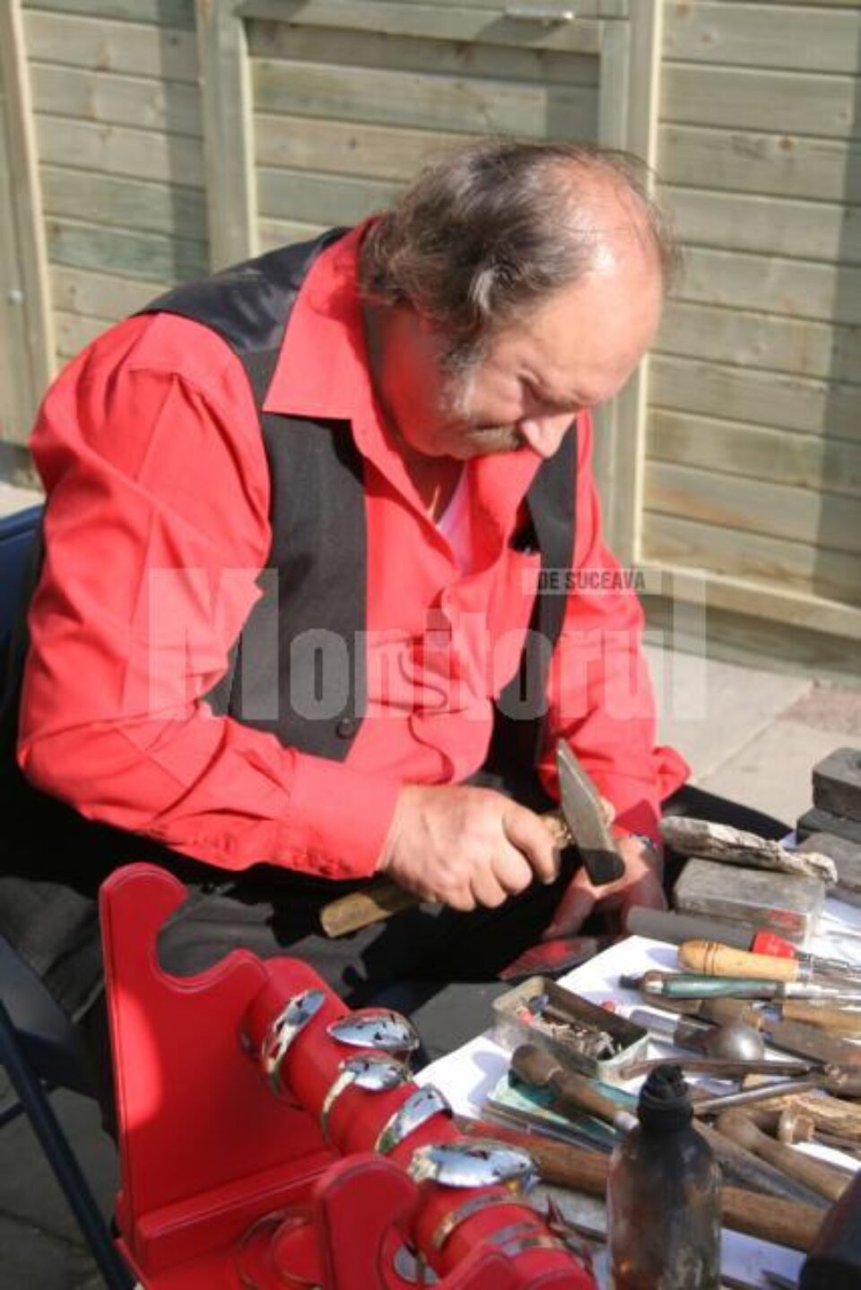 Meșteri și produse: Potcoave și brățări din linguri vechi, pe esplanada Casei de Cultură