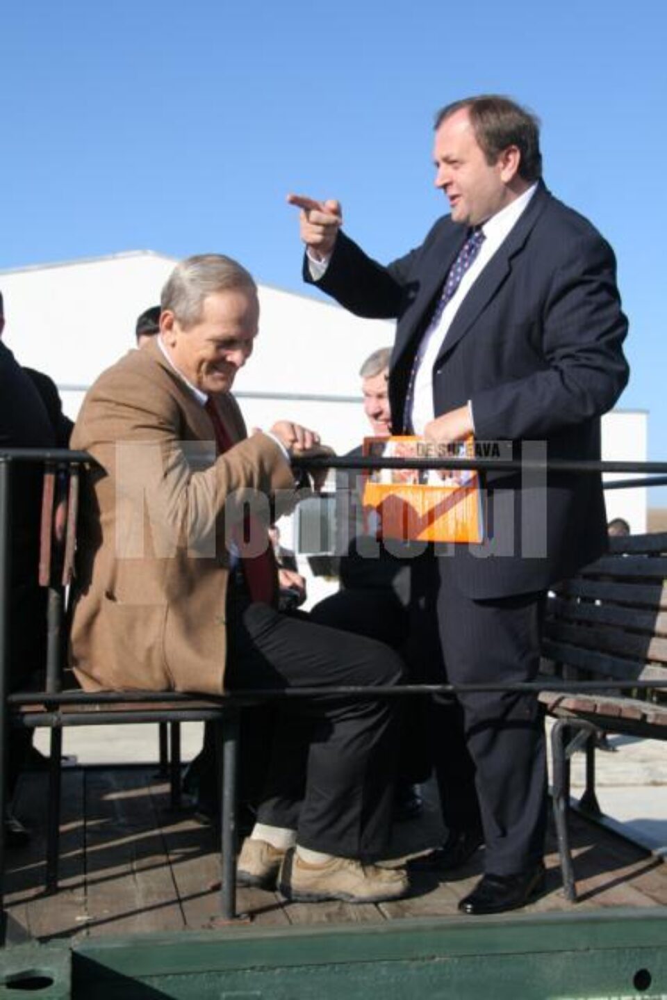 Theodor Stolojan, s-a plimbat cu mocănița din Moldovița adusă în incinta Centrului Economic Bucovina Theodor Stolojan, s-a plimbat cu mocănița din Moldovița adusă în incinta Centrului Economic Bucovina