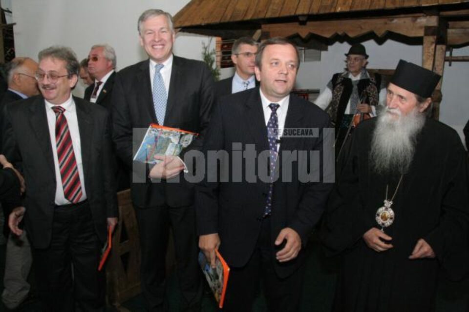 Ambasadorul Ungariei, Excelența Sa Oszkar Fuzes, ambasadorul Austriei, Excelența Sa Martin Eichtinger, Gheorghe Flutur și IPS Pimen Ambasadorul Ungariei, Excelența Sa Oszkar Fuzes, ambasadorul Austriei, Excelența Sa Martin Eichtinger, Gheorghe Flutur și IPS Pimen