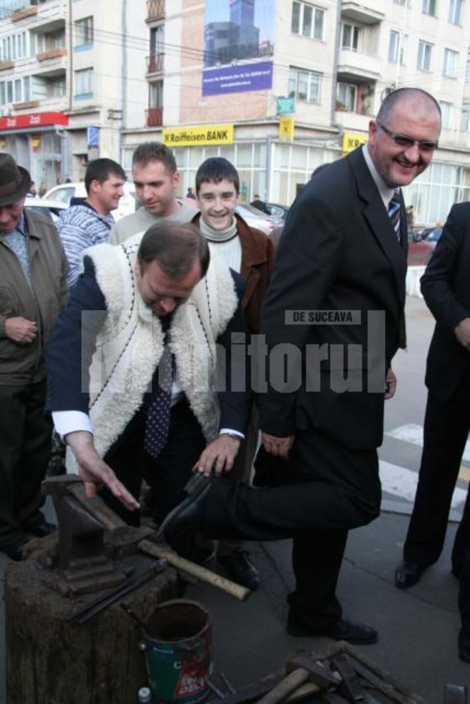 Meșteri și produse: Potcoave și brățări din linguri vechi, pe esplanada Casei de Cultură