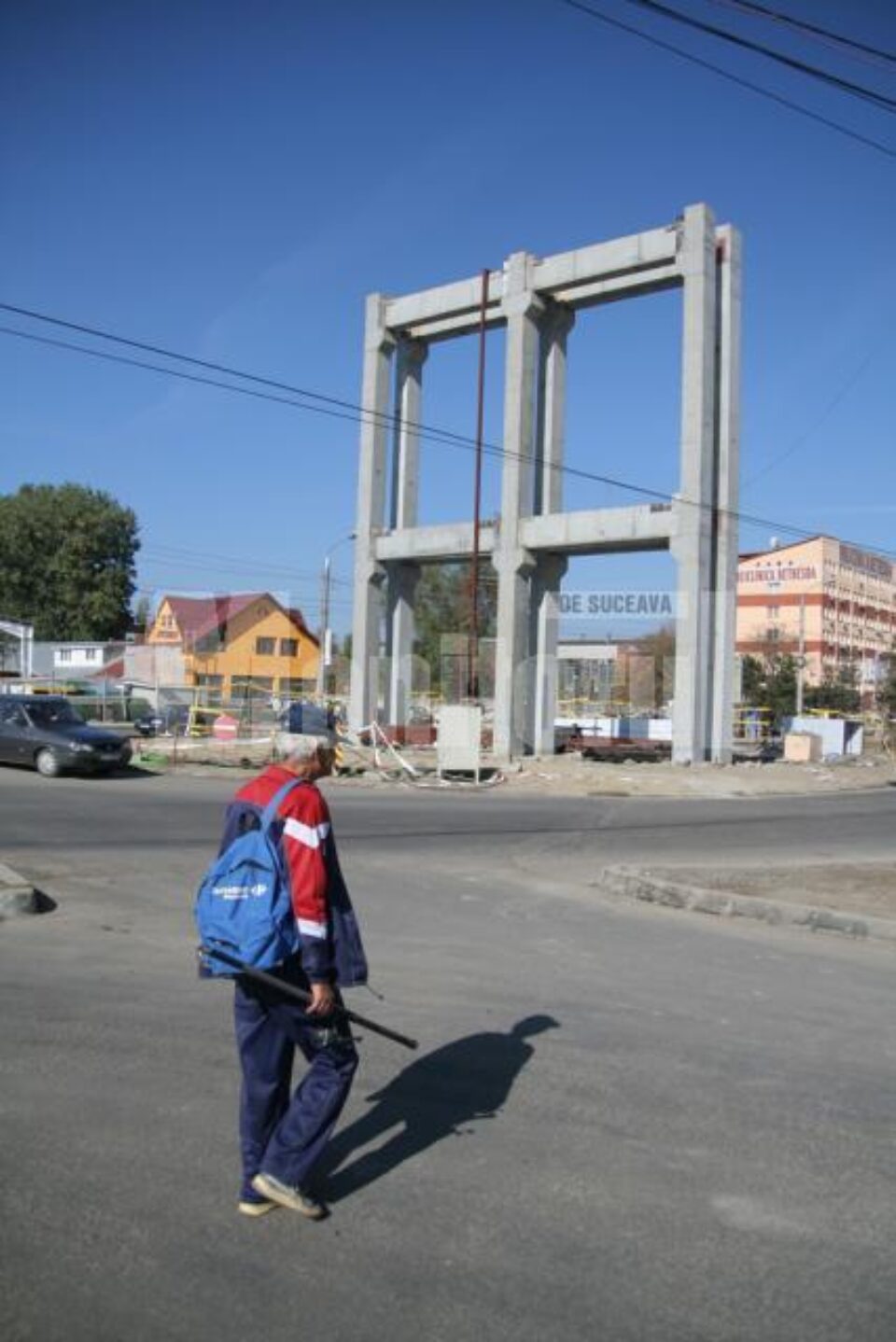 Șase stâlpi de beton, cu înălțime impunătoare, de peste 15 metri, peste care se va așeza un schelet metalic cu reclama luminoasă a Iulius Mall Șase stâlpi de beton, cu înălțime impunătoare, de peste 15 metri, peste care se va așeza un schelet metalic cu reclama luminoasă a Iulius Mall