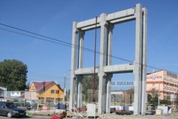 Șase stâlpi de beton, cu înălțime impunătoare, de peste 15 metri, peste care se va așeza un schelet metalic cu reclama luminoasă a Iulius Mall