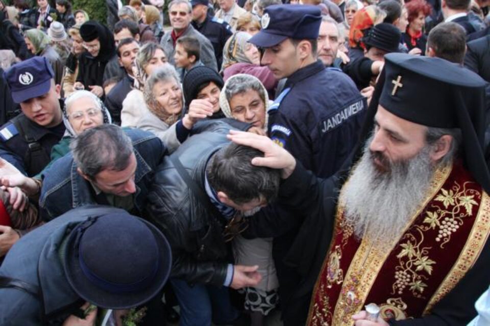 IPS Teofan, mitropolitul Moldovei și Bucovinei, binecuvântează cuvioșii veniți la procesiunea de scoatere a moaștelor Sfintei Cuvioase Parascheva din Catedrala Mitopolitana din Iași. Foto: LIVIU CHIRICA - MEDIAFAX IPS Teofan, mitropolitul Moldovei și Bucovinei, binecuvântează cuvioșii veniți la procesiunea de scoatere a moaștelor Sfintei Cuvioase Parascheva din Catedrala Mitopolitana din Iași. Foto: LIVIU CHIRICA - MEDIAFAX