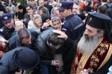 IPS Teofan, mitropolitul Moldovei și Bucovinei, binecuvântează cuvioșii veniți la procesiunea de scoatere a moaștelor Sfintei Cuvioase Parascheva din Catedrala Mitopolitana din Iași. Foto: LIVIU CHIRICA - MEDIAFAX
