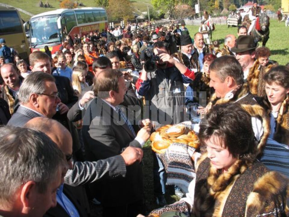 Oaspetii europeni au fost intimpinati cu piine si sare la Pojorita Oaspetii europeni au fost intimpinati cu piine si sare la Pojorita