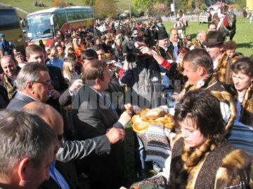 Oaspetii europeni au fost intimpinati cu piine si sare la Pojorita