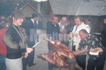 Atmosferă tradițională exact în spiritul proiectului „Produse naturale din Bucovina, cu vițel la proțap și lapte acru în ulcele din lemn