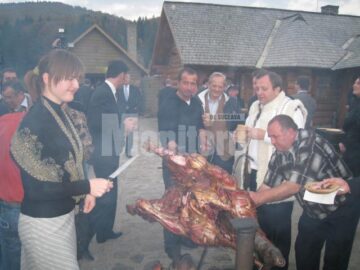 Atmosferă tradițională exact în spiritul proiectului „Produse naturale din Bucovina, cu vițel la proțap și lapte acru în ulcele din lemn