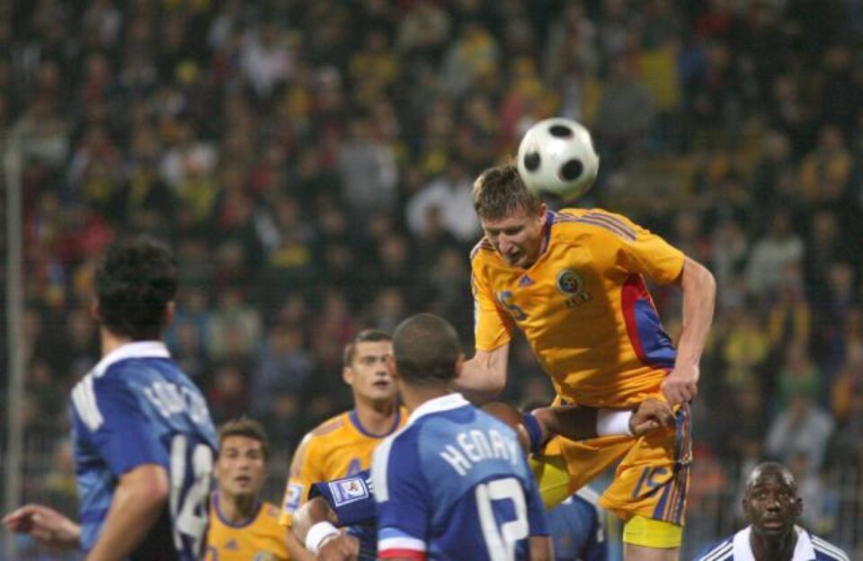 Dorin Goian (D), de la naționala României, preia un balon, in meciul cu selectionata Franței. Foto: GEORGE FILIP - MEDIAFAX
