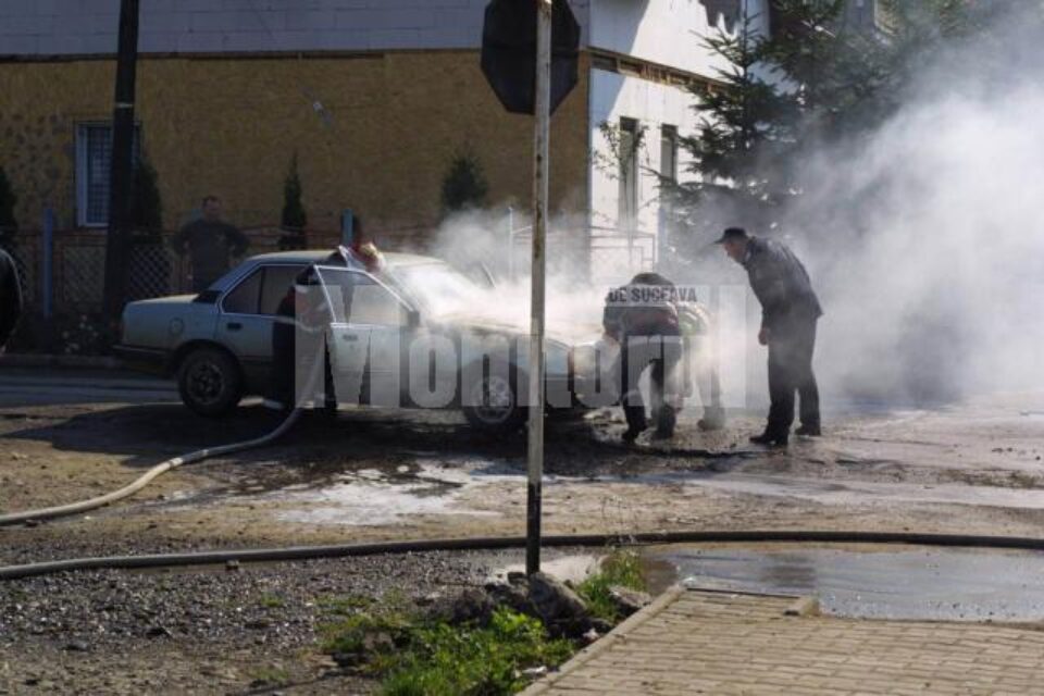 Intervenție: Autoturism în flăcări, pe o stradă din Rădăuți