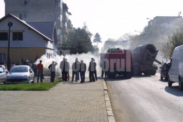 Intervenție: Autoturism în flăcări, pe o stradă din Rădăuți