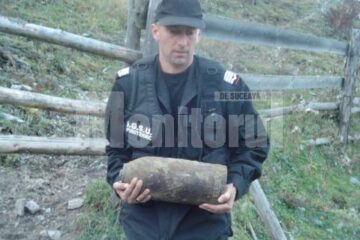 Lui i-a revenit misiunea de a căra bomba în brațe, prin munți