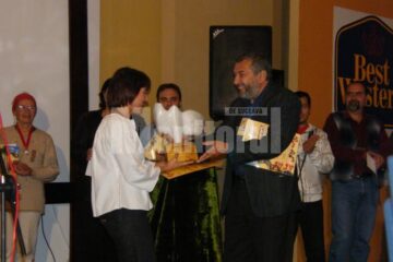 Președintele juriului, Copel Moscu, înmânându-i Codruței Angelescu Trofeul "Toamnă la Voroneț"
