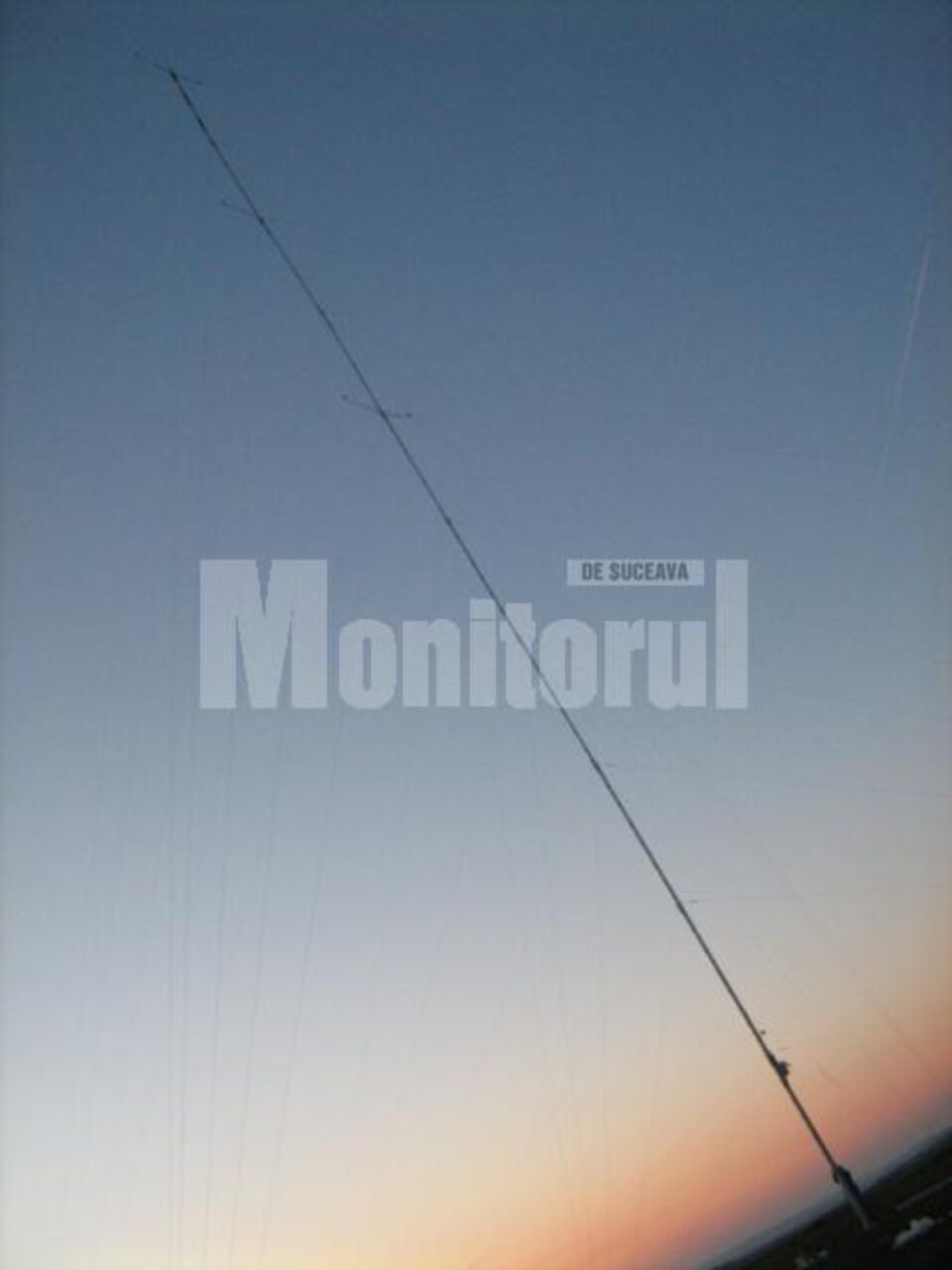 Antena era înaltă cât două blocuri turn Antena era înaltă cât două blocuri turn