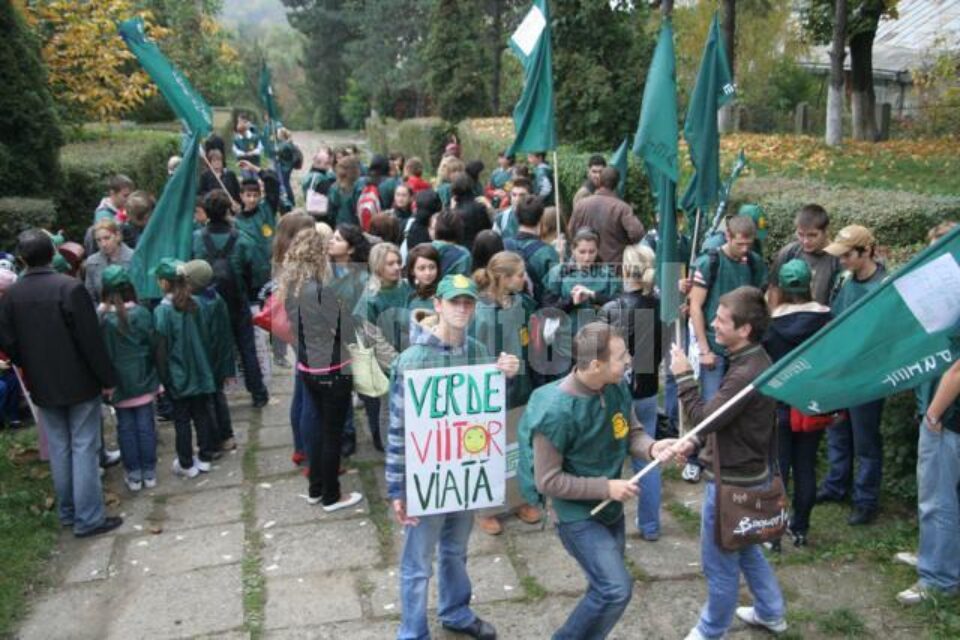 Sute de tineri au protestat ieri împotriva distrugerii Parcului Șipote în interesul dezvoltatorilor imobiliari