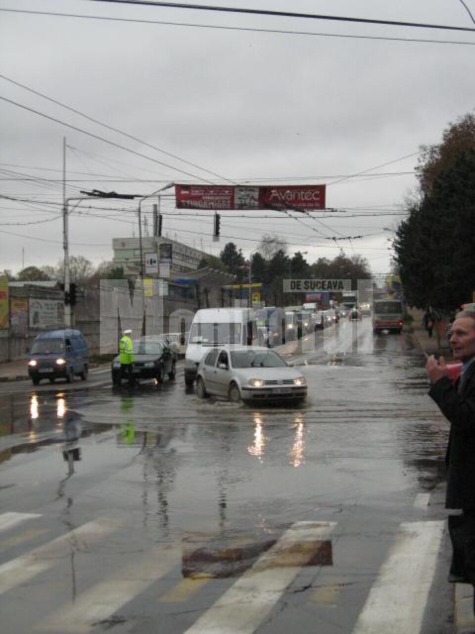 Intersecția Areni, inundată de o conductă ACET