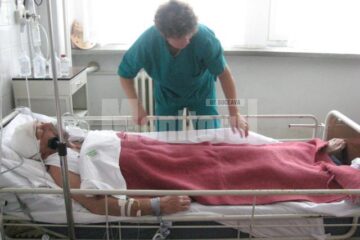 În momentul în care a fost adus la spital bărbatul se afla în stare de comă și mirosea puternic a alcool