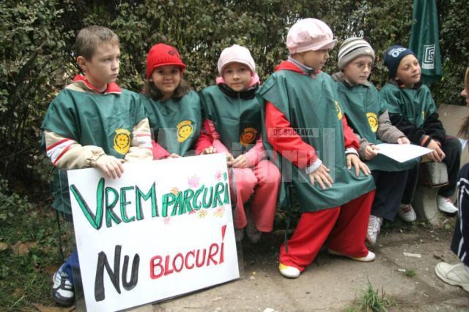 Sute de tineri au protestat ieri împotriva distrugerii Parcului Șipote în interesul dezvoltatorilor imobiliari