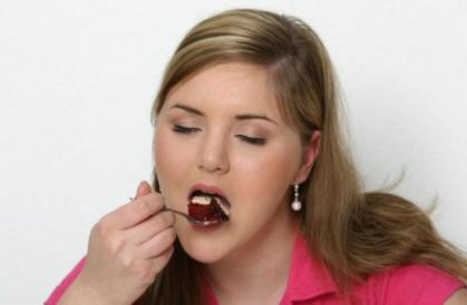 Deoarece au mai puțini receptori de dopamină în creier, persoanele obeze mănâncă mai mult. Foto: ALAMY