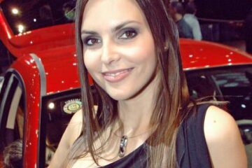 Superbele fete de la Salonul Auto de la Paris