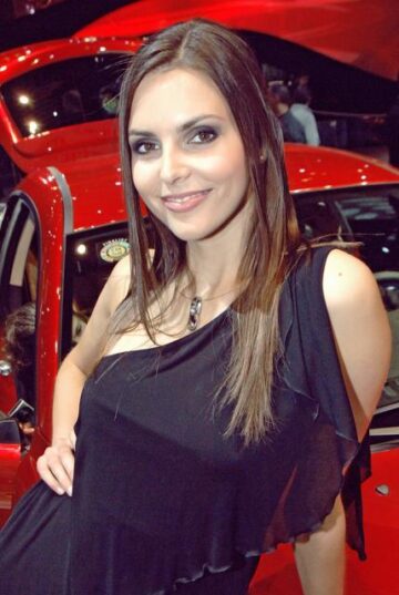 Superbele fete de la Salonul Auto de la Paris