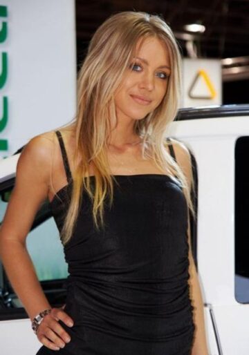 Superbele fete de la Salonul Auto de la Paris