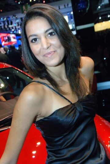 Superbele fete de la Salonul Auto de la Paris