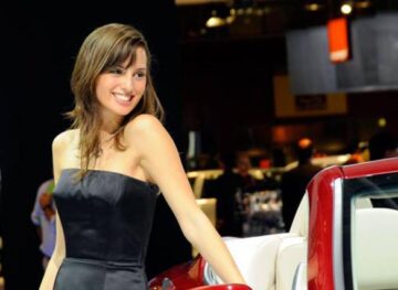 Superbele fete de la Salonul Auto de la Paris