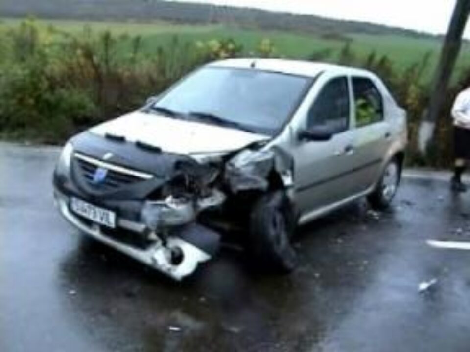 La ieșirea din Suceava: Trei răniți, în urma unei depășiri imprudente