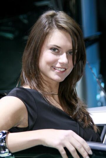 Superbele fete de la Salonul Auto de la Paris