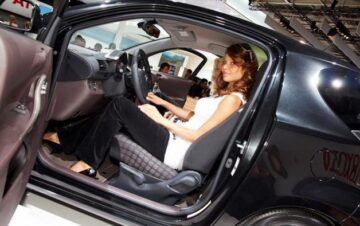 Superbele fete de la Salonul Auto de la Paris