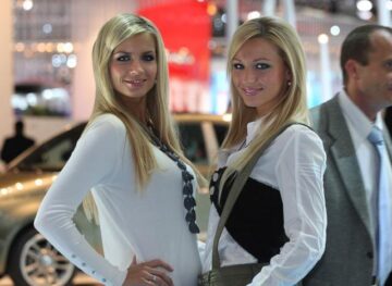 Superbele fete de la Salonul Auto de la Paris