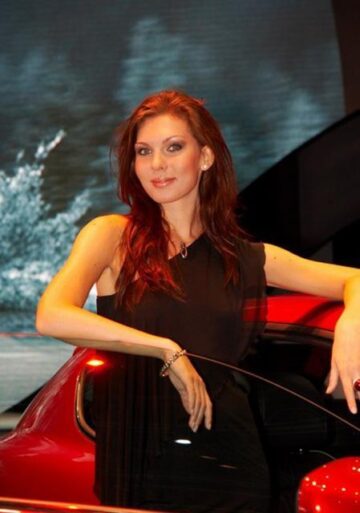 Superbele fete de la Salonul Auto de la Paris