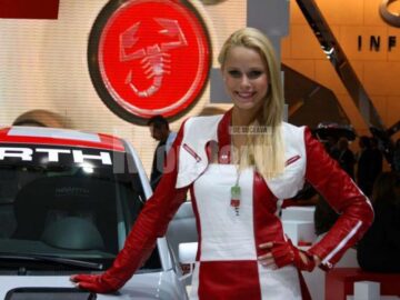 Superbele fete de la Salonul Auto de la Paris