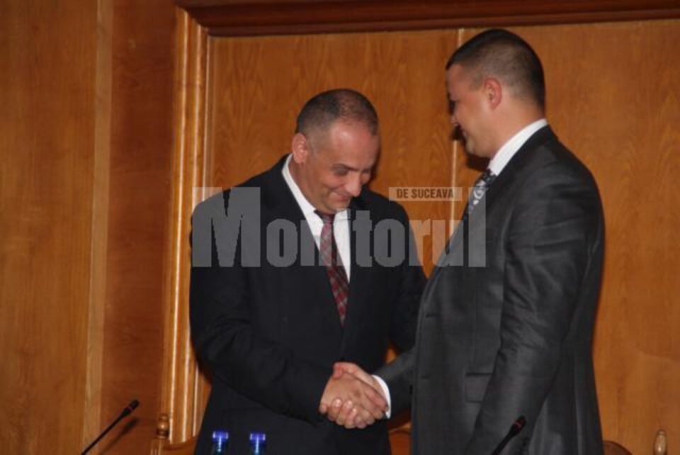 Alexandru Băișanu felicitându-l pe succesorul său, Ovidiu Doroftei Alexandru Băișanu felicitându-l pe succesorul său, Ovidiu Doroftei