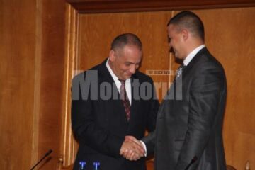 Alexandru Băișanu felicitându-l pe succesorul său, Ovidiu Doroftei