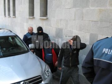 Atenție, se filmează: Indivizii care au bătut un om în spital, identificați și arestați