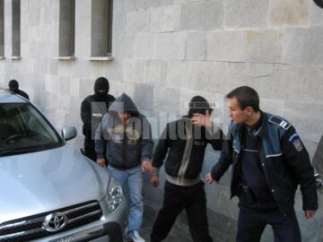 Atenție, se filmează: Indivizii care au bătut un om în spital, identificați și arestați