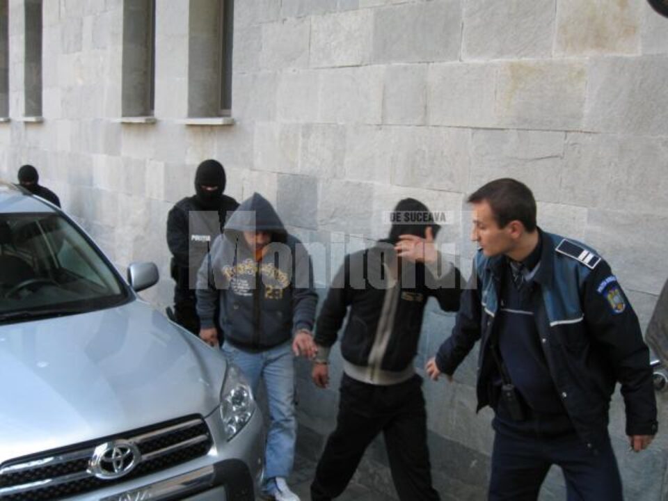 Atenție, se filmează: Indivizii care au bătut un om în spital, identificați și arestați