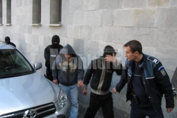 Atenție, se filmează: Indivizii care au bătut un om în spital, identificați și arestați