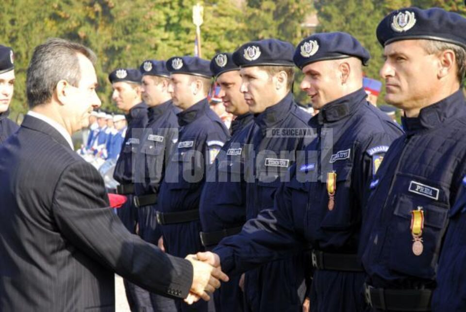 1. Plutonierul Nicolae Viorel Preda, primul în dreapta