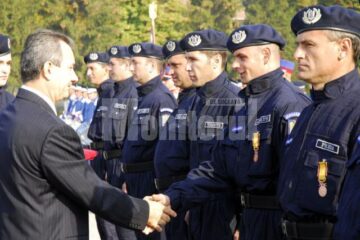 1. Plutonierul Nicolae Viorel Preda, primul în dreapta