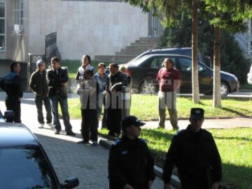 Atenție, se filmează: Indivizii care au bătut un om în spital, identificați și arestați