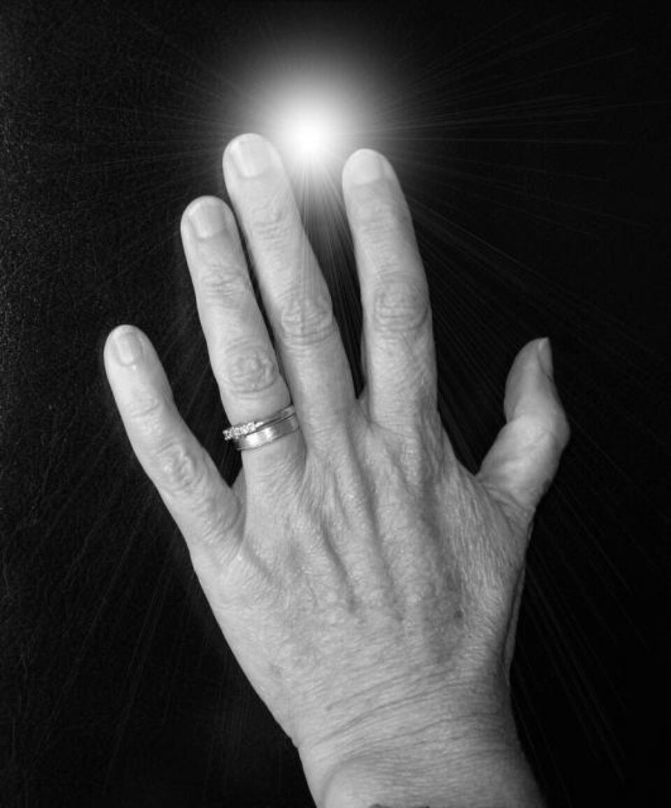 “Când ieșim la lumină, lăsăm înapoia noastră flăcările cele arzătoare”. Foto: Ruth Livingstone “Când ieșim la lumină, lăsăm înapoia noastră flăcările cele arzătoare”. Foto: Ruth Livingstone