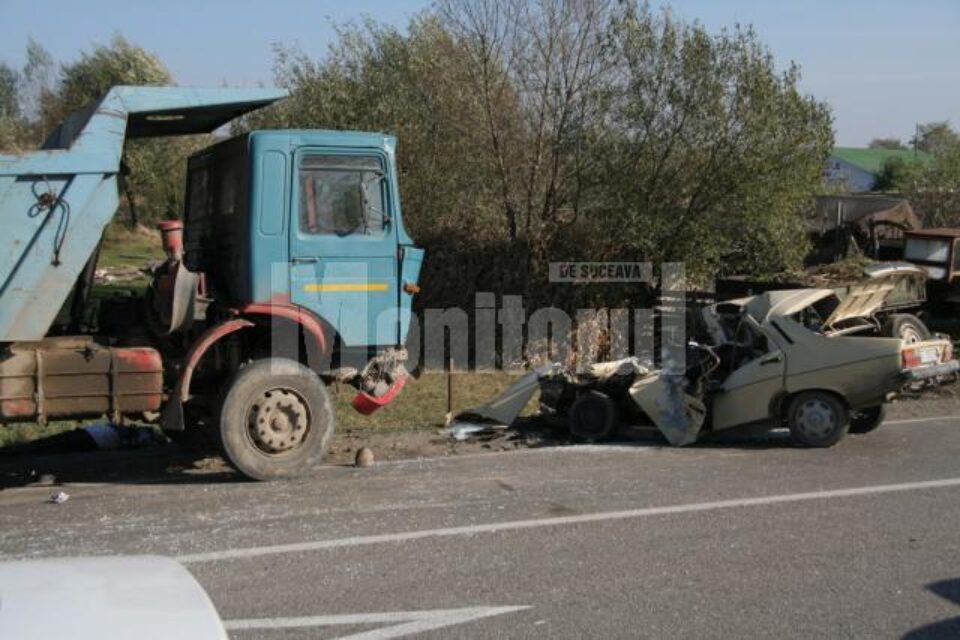 Moarte pe șosea: Strivit în Dacie, după un impact cu o basculantă