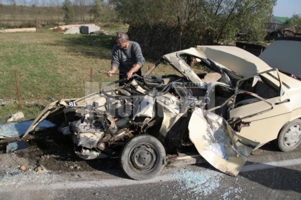 Moarte pe șosea: Strivit în Dacie, după un impact cu o basculantă