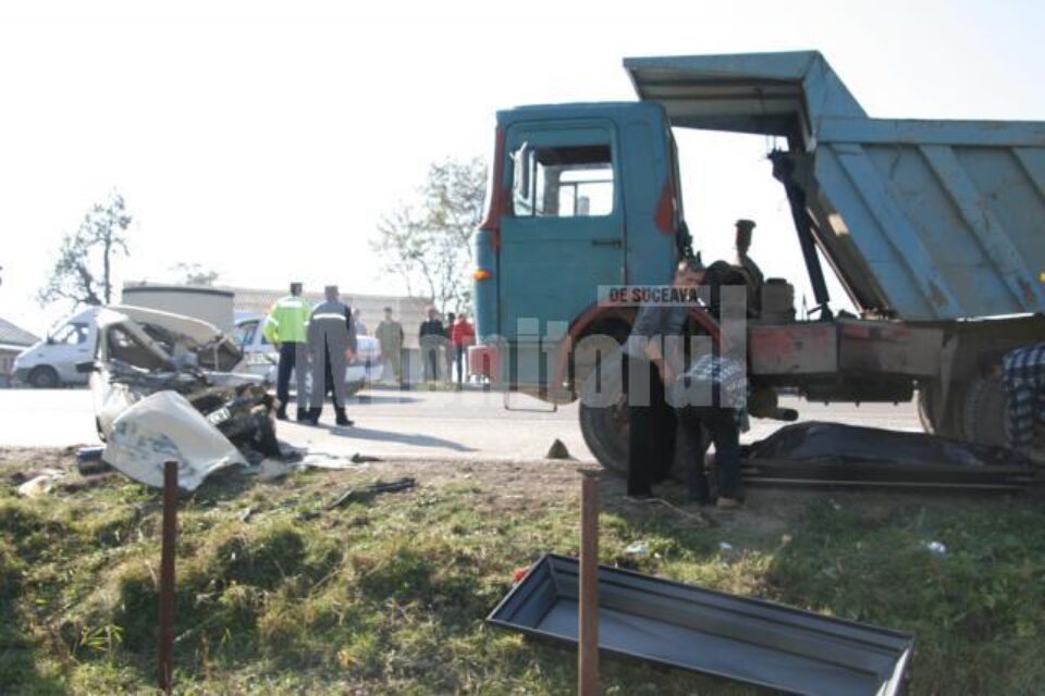 Moarte pe șosea: Strivit în Dacie, după un impact cu o basculantă