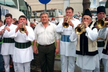 Primarul Loghin Saviuc între membri fanfarei din Calafindești