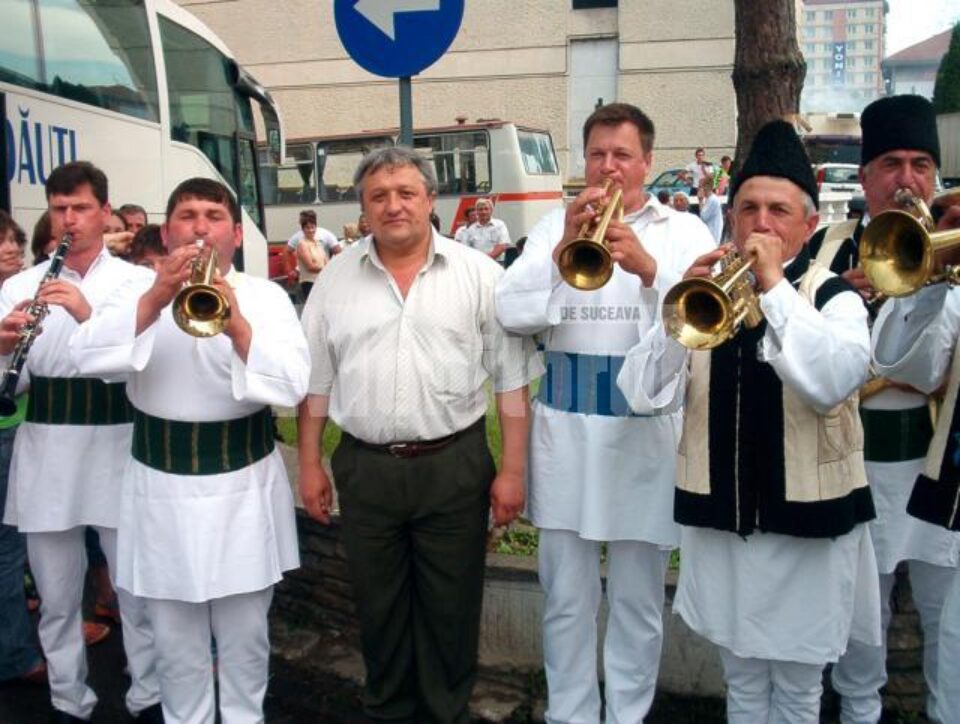 Primarul Loghin Saviuc între membri fanfarei din Calafindești